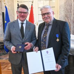 Sven Deeg wird mit dem Hessischen Verdienstorden am Bande ausgezeichnet Sven Deeg wird mit dem Hessischen Verdienstorden am Bande ausgezeichnet