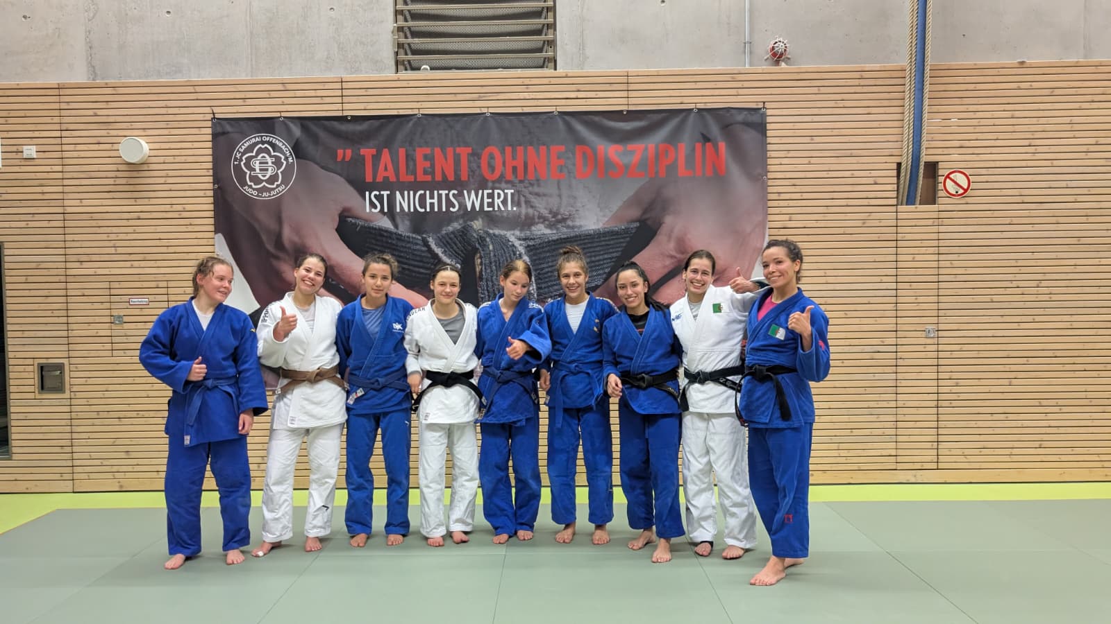 Gemeinsames Foto der Athletinnen beim Stützpunkttraining in Offenbach